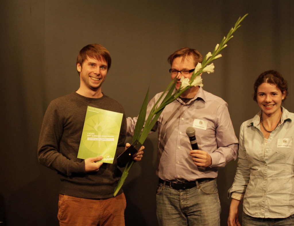 Jan Frederik Vogt, Robert Schoen (hinter der Riesengladiole), Marie Lilli Beckmann. Foto: Tim Zülch