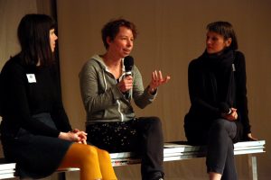 Annette Scheld und die Moderatorinnen Marion Czogalla und Silvia Vormelker. Bild: Tom Ben Guischard.