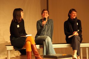 Friederike Kenneweg mit den Moderatorinnen Marion Czogalla und Silvia Vormelker. Bild: Tom Ben Guischard.